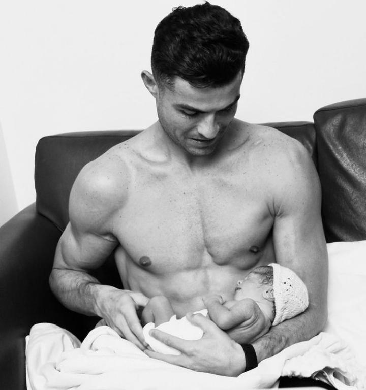 اولین عکس رونالدو با نوزاد دخترش