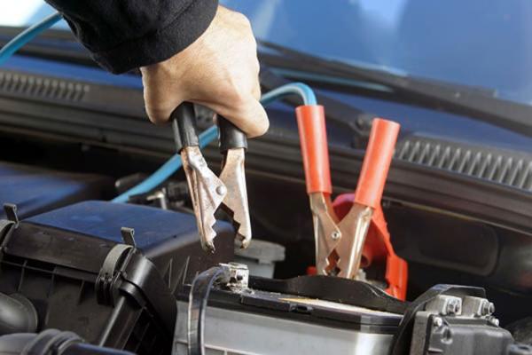 یکی از راه‌های تقویت باتری خودرو، تمیز کردن خوردگی‌های اطراف قطب‌های باتری است