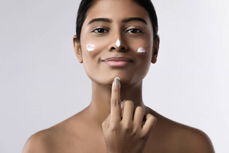 استفاده از ضد آفتاب جهت محافظت و جلوگیری از ابتلا به انواع بیماری های پوستی صورت