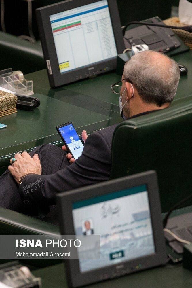 دور زدن «فیلترینگ» در صحن بهارستان / تلاش یک نماینده مجلس در صحن علنی برای اتصال به VPN! + عکس