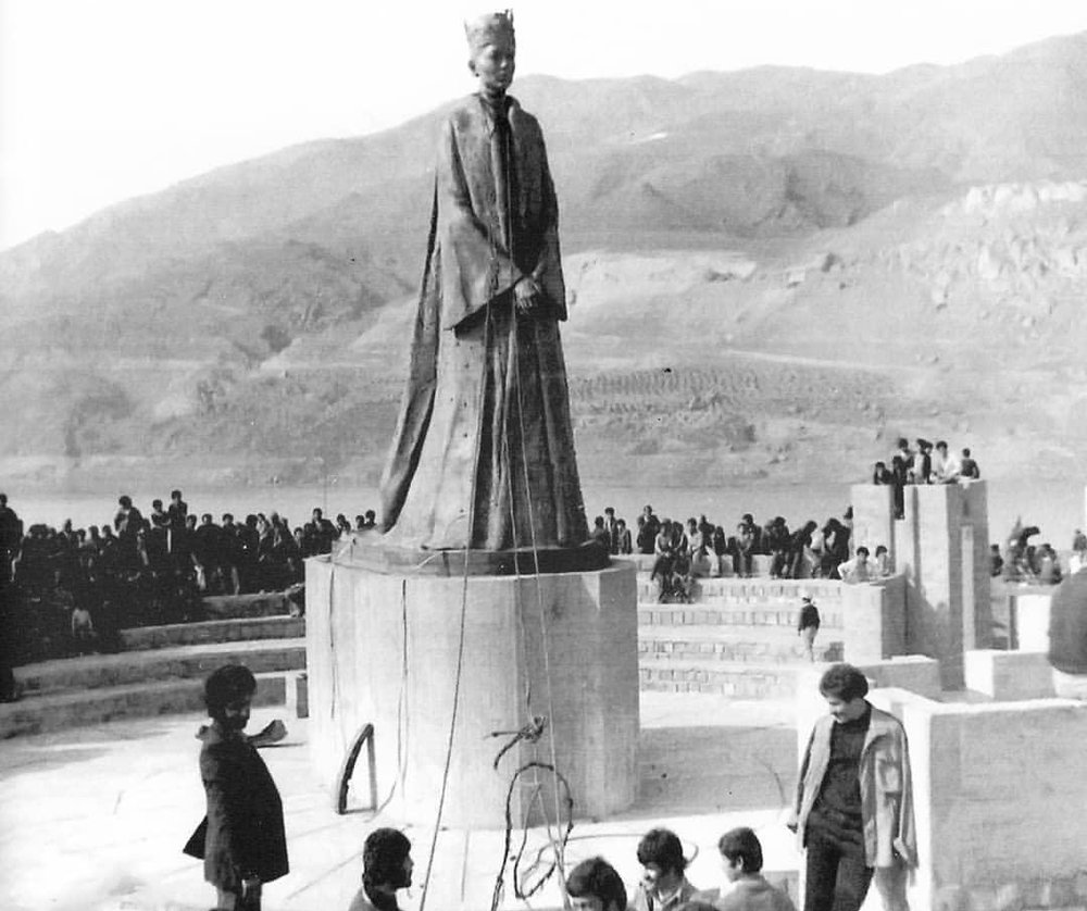 پایین‌کشیدن مجسمه فرح پهلوی به دست مردم منجیل +عکس | اقتصاد آنلاین