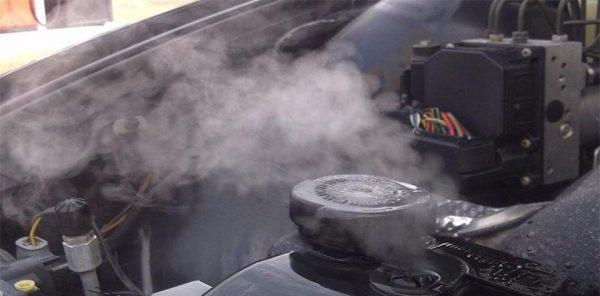 یکی از دلایل داغ کردن موتور خودرو وجود هوا در سیستم خنک‌کننده است