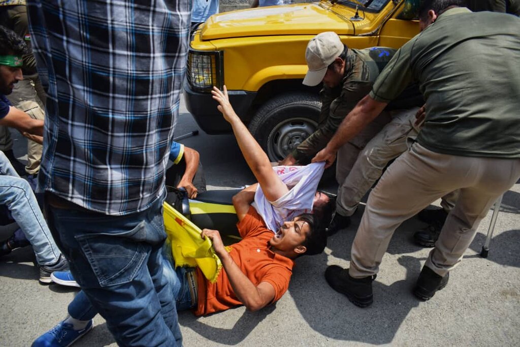 حمله پلیس هند به عزاداران شیعه + عکس
