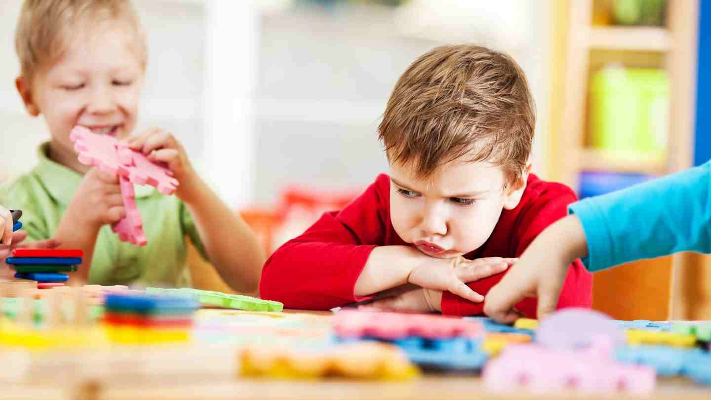  مدیریت دعوای کودک سر وسایل + بهترین رفتار والدین