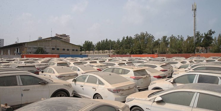 تصاویری از نزدیک به۱۰۰۰ خودروی لاکچری که در گمرک خاک می‌خورند
