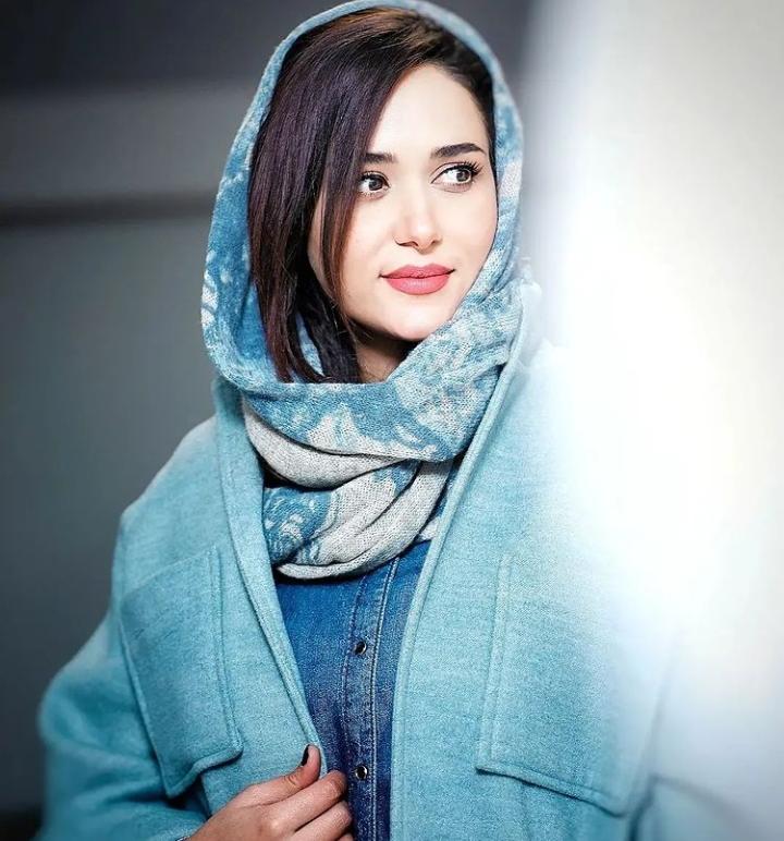 تیپ آبی رنگ پریناز ایزدیار در جشنواره فجر + عکس
