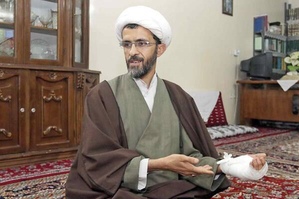 حجت‌الاسلام حسین خادم‌ الخمسه روحانی‌ای که جانباز نهی از منکر شد