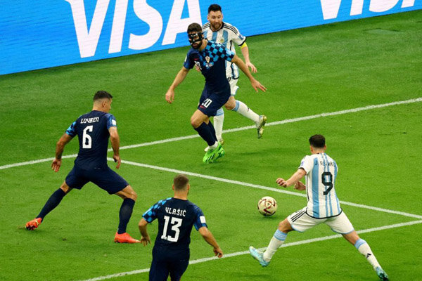 صحنه گل سوم آرژانتین با پاس مسی و ضربه نهایی آلوارز