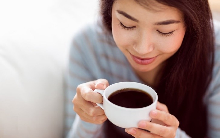 نوشیدن یک فنجان قهوه و بهبود خلق و خو