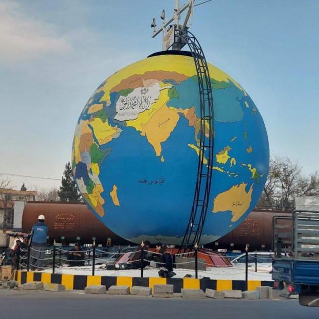 نصب «کره زمین» عجیب در کابل / طالبان ایران را کوچک کرد + عکس 
