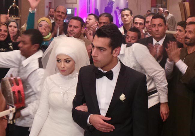 ماجرای آشنایی و ازدواج محمد صلاح با همسرش + عکس