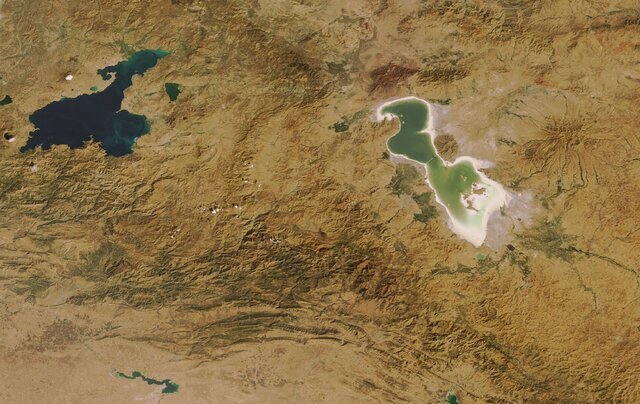 دریاچه ارومیه در سمت راست و دریاچه وان ترکیه در سمت چپ
