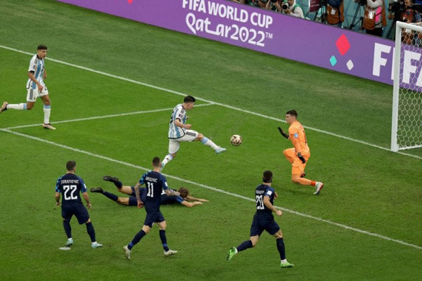 صحنه گل دوم آرژانتین به کرواسی توسط «آلوارز»